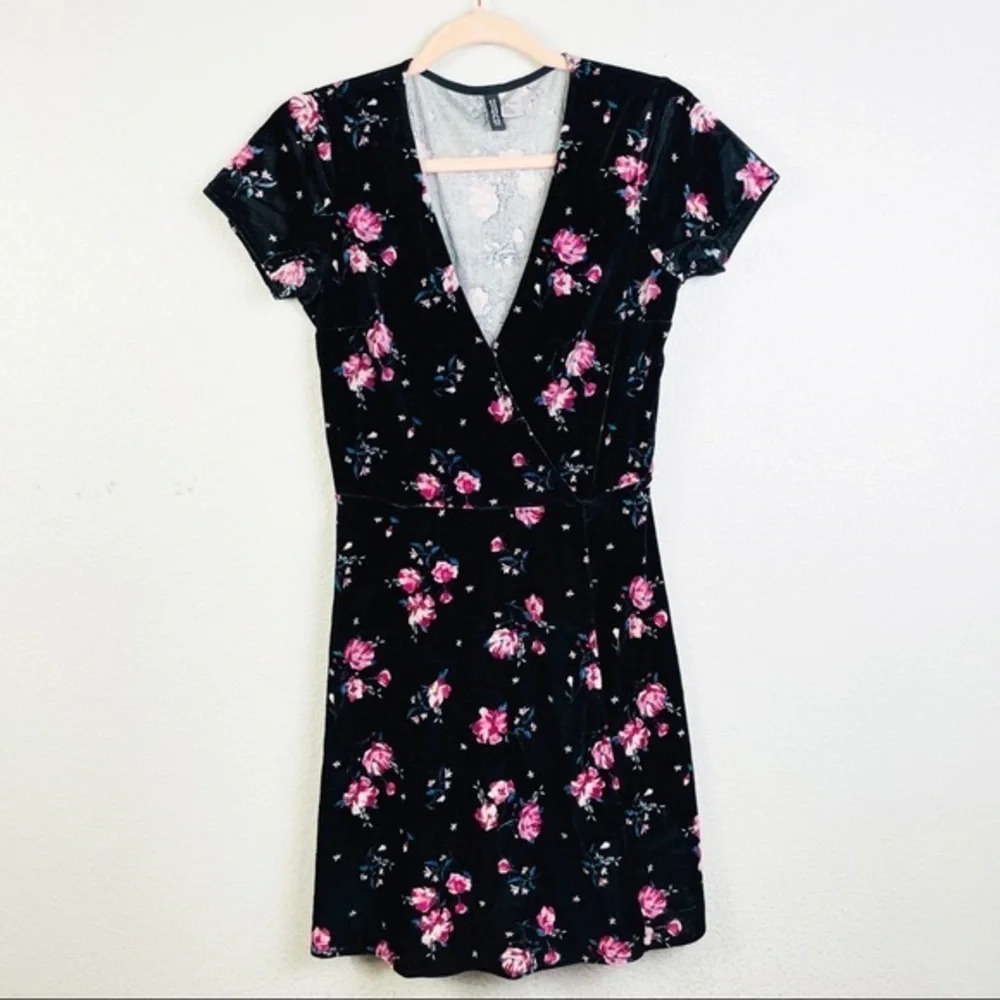 H&M Divided Faux Wrap Dress Black Floral‎ Short Sleeve Size 2